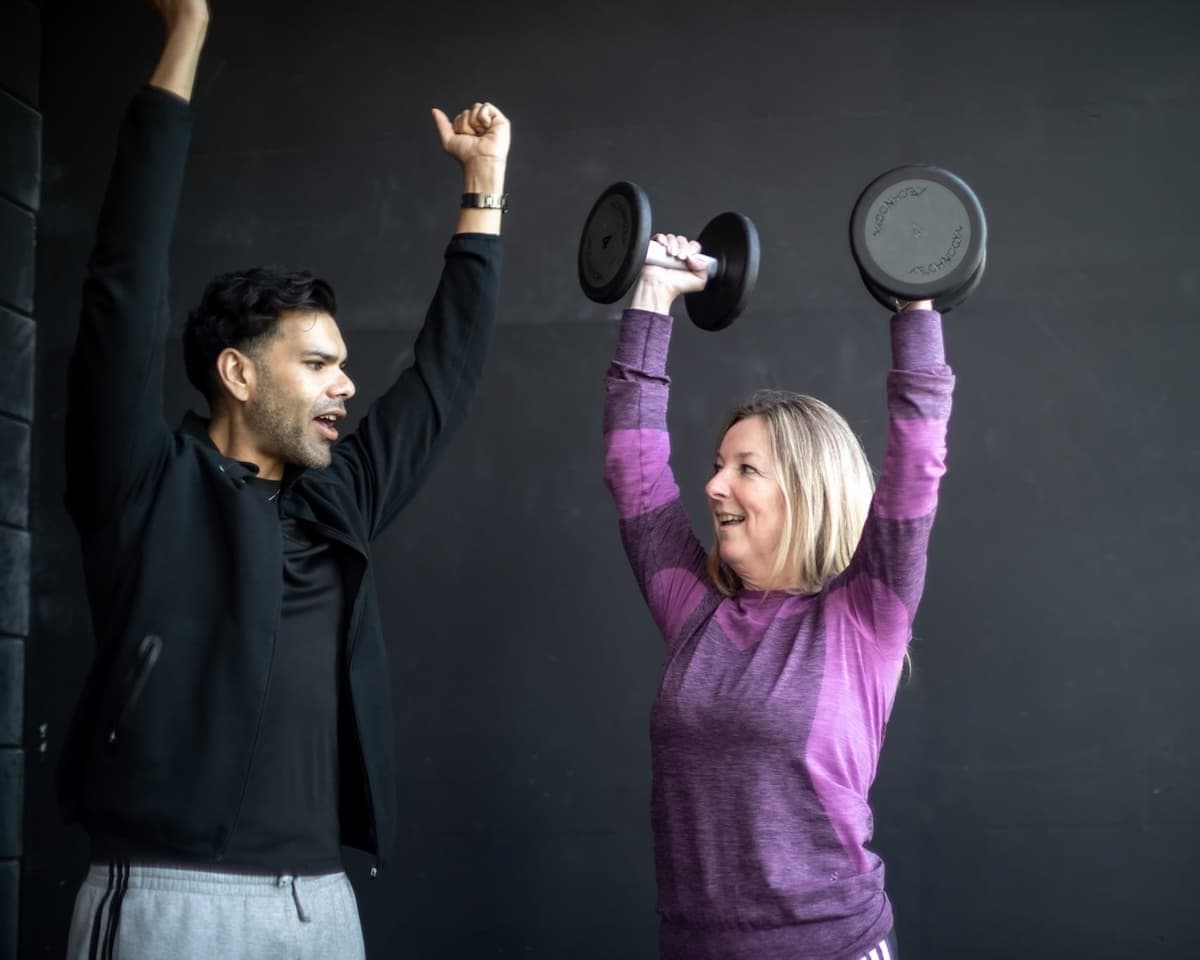 Krachttraining onder begeleiding van Rajiv