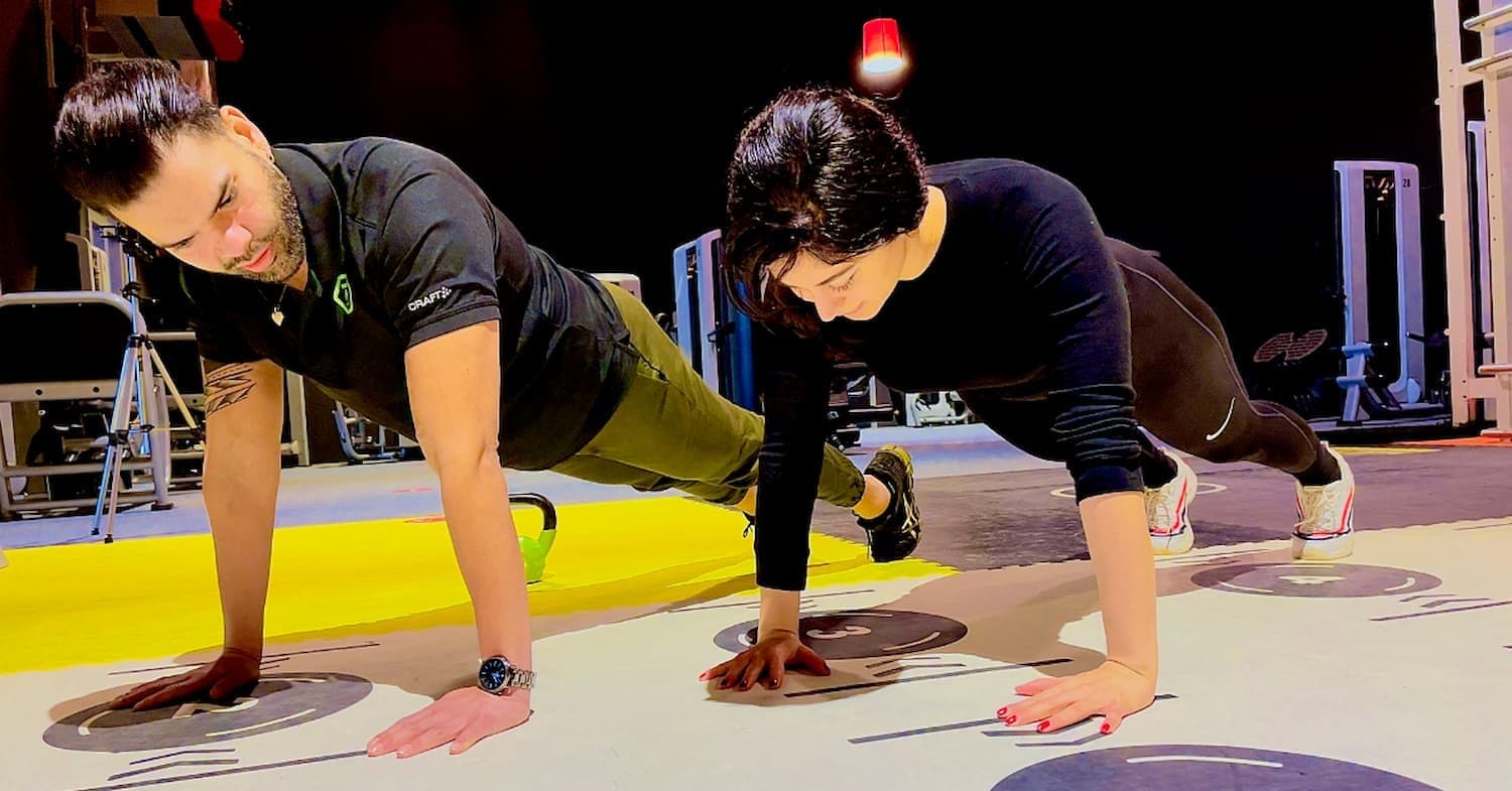 Klanten trainen samen in de sportschool in Den Haag
