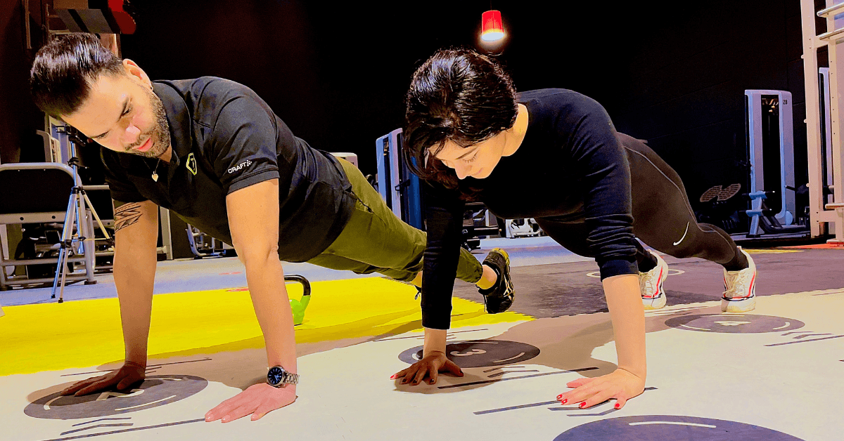 Rajiv traint samen met een klant in de sportschool